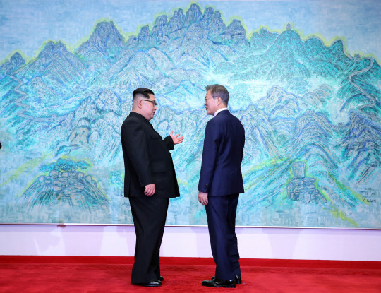 평화의 집 북한산 그림 앞에서 문재인 대통령과 김정은 북한 국무위원회위원장이 대화를 나누고 있다. 한국공동사진기자단